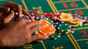 paidbet হোমপেজে মোবাইল গেমিং দৃশ্য